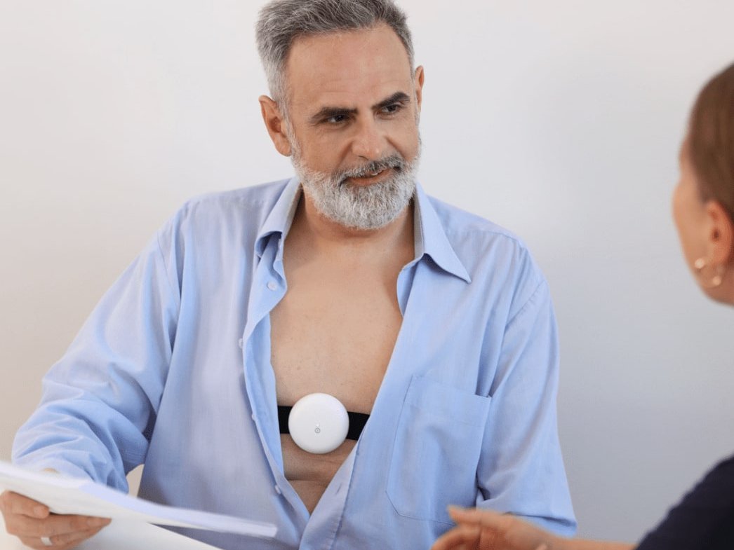 Person wearing Aidmed One reads HRV report